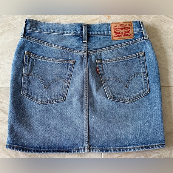 🔥HP🔥 LEVI’S Denim Mini Skirt in Size 27 - Picture 2 of 13